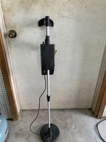 VINTAGE METAL DETECTOR FEATURING A CENTRAL