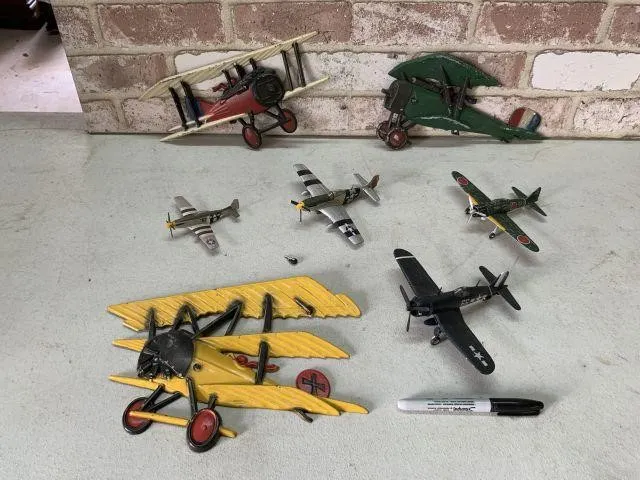 SELECTION OF VINTAGE AIRPLANE WALL D�COR AND TOY