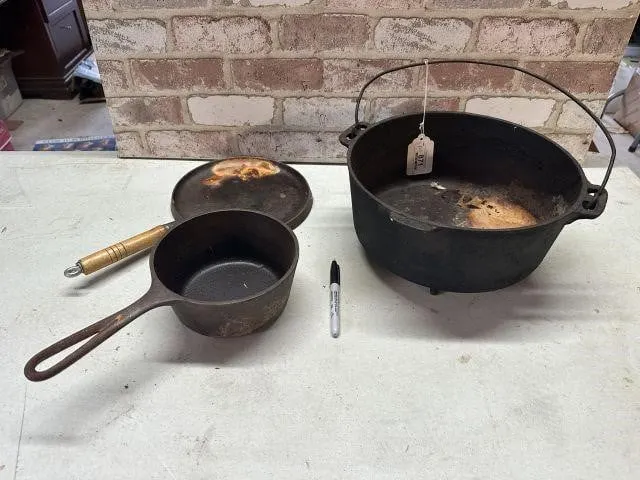 3 PCS CAST IRON: VINTAGE DUTCH OVEN WITH A WIRE