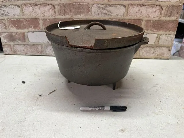 CAST IRON DUTCH OVEN WITH LID AND WIRE HANDLE