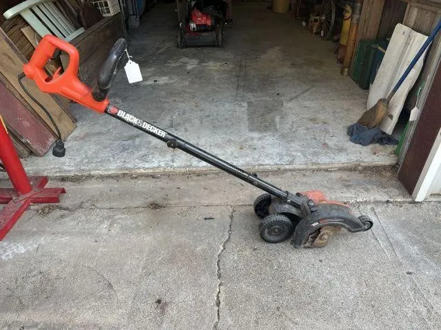 BLACK & DECKER ELECTRIC EDGER=THE EDGEHOG;