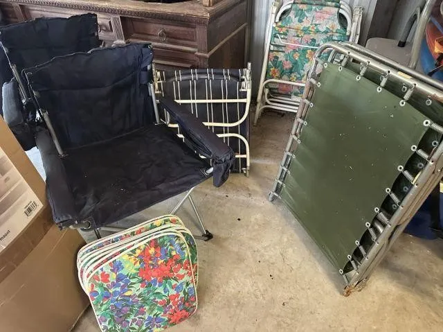 GROUP LOT: FOLDING CAMP CHAIRS, FOLDING COT,