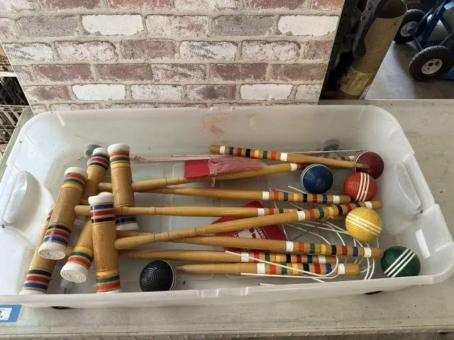 PLASTIC TUB WITH CROQUET SET INCLUDED