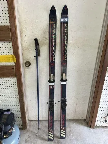 PAIR OF VINTAGE ROSSIGNOL DOWNHILL SKI'S WITH