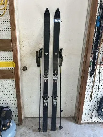 PAIR OF VINTAGE BLACK DOWNHILL SKI'S W/ MATCHING