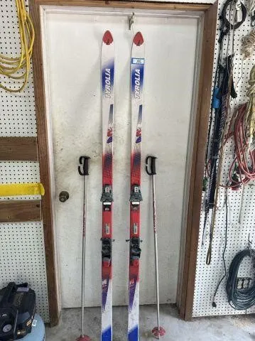 VINTAGE PAIR OF ALPINE SKI'S WITH RED, WHITE AND