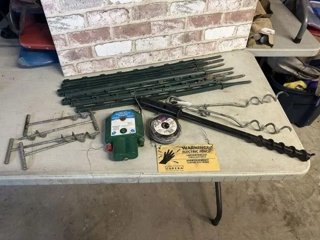 SELECTION OF ASSORTED ELECTRIC FENCE SUPPLIES-