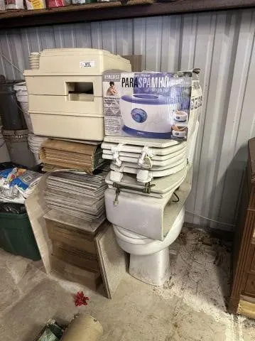GROUP LOT: TOILET & OTHER PLUMBING SUPPLIES,