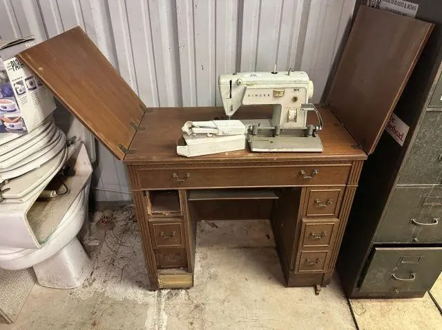 VINTAGE SINGER SEWING MACHINE IN A CABINET; MDL