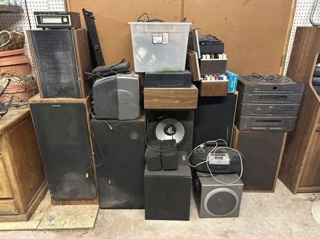 LARGE GROUP LOT OF ASSORTED ELECTRONICS: