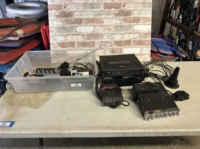COLLECTION OF VINTAGE CB RADIO'S: COBRA 29 LTD