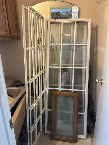 GROUPING OF WINDOWS: WHITE PANE ONES & BROWN