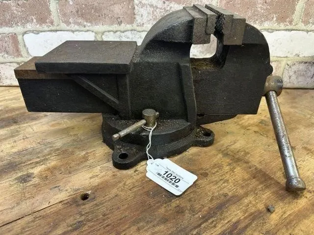 HEAVY DUTY CAST IRON BENCH VISE WITH A SWIVEL BASE