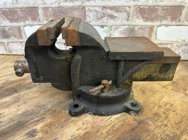 HEAVY DUTY CAST IRON BENCH VISE WITH A SWIVEL BASE