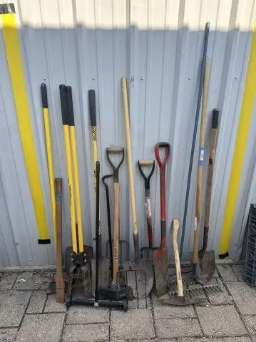 GROUP LOT: 15+ PIECES OF LAWN & GARDEN TOOLS: POST
