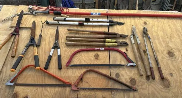 GROUP LOT: ASSORTED GARDENING TOOLS: BOW SAWS,