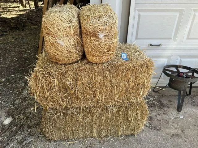 4 PCS: 2 SQUARE BALES & 2 SMALL DECORATIVE