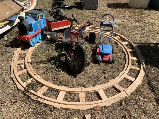 KIDS TOY GROUPING: THOMAS THE TANK ENGINE RIDE-ON