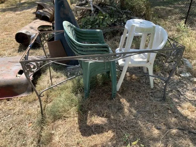 GROUP LOT: 6 PLASTIC OUTDOOR STACKING CHAIRS &
