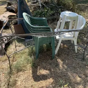 GROUP LOT: 6 PLASTIC OUTDOOR STACKING CHAIRS &