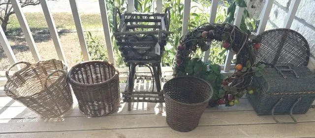 GROUPING: 2 WOVEN BASKETS, A FOLK ART PLANT