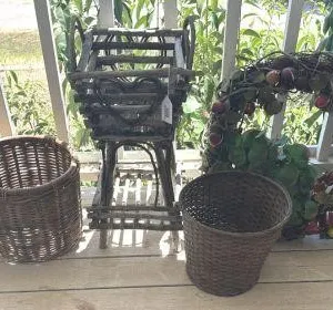 GROUPING: 2 WOVEN BASKETS, A FOLK ART PLANT