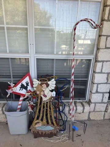 GROUPING OF ASSORTED VINTAGE OUTDOOR CHRISTMAS