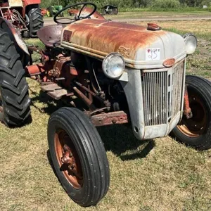 Ford Model 8N Gas Tractor. 4 Speed Transmission.