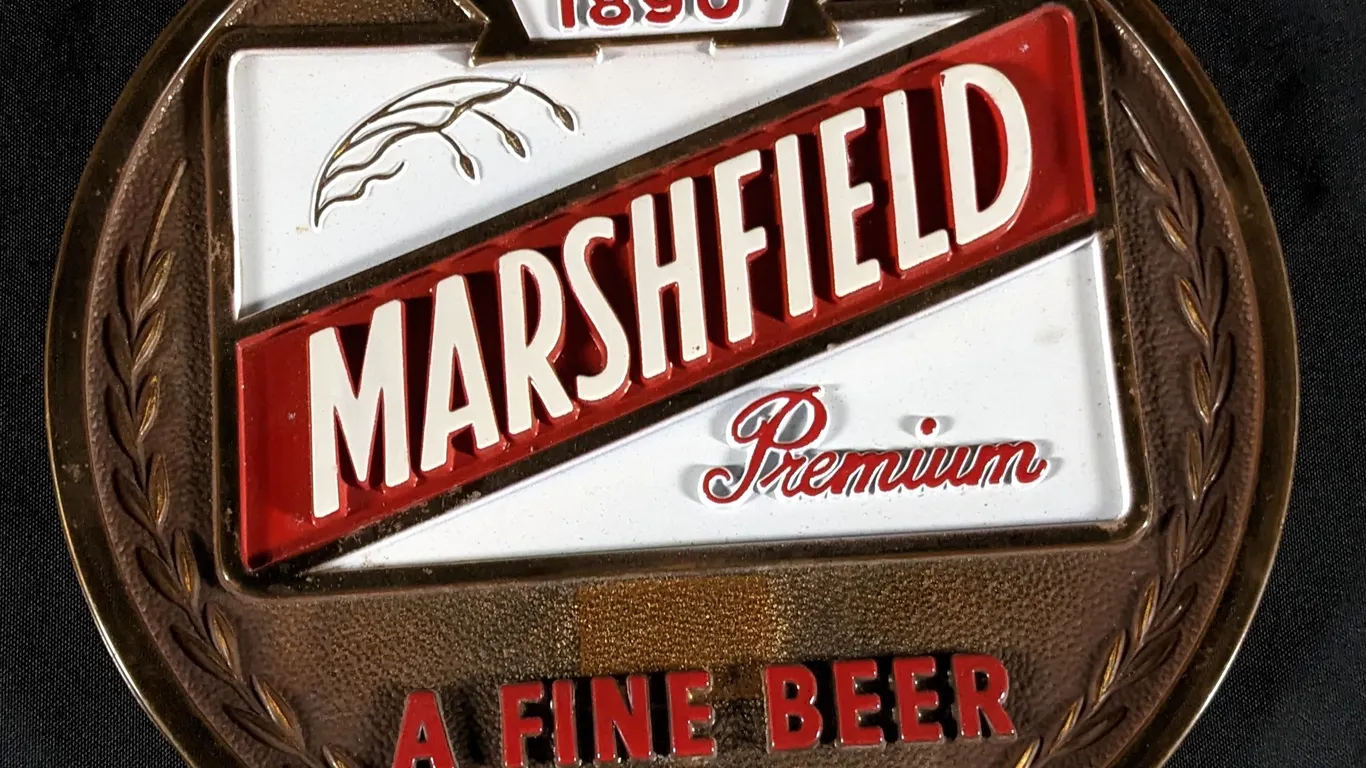 EMBOSSED PLASTIC SIGN MARSHFIELD PREMIUM BEER A FINE BEER WISCONSIN
