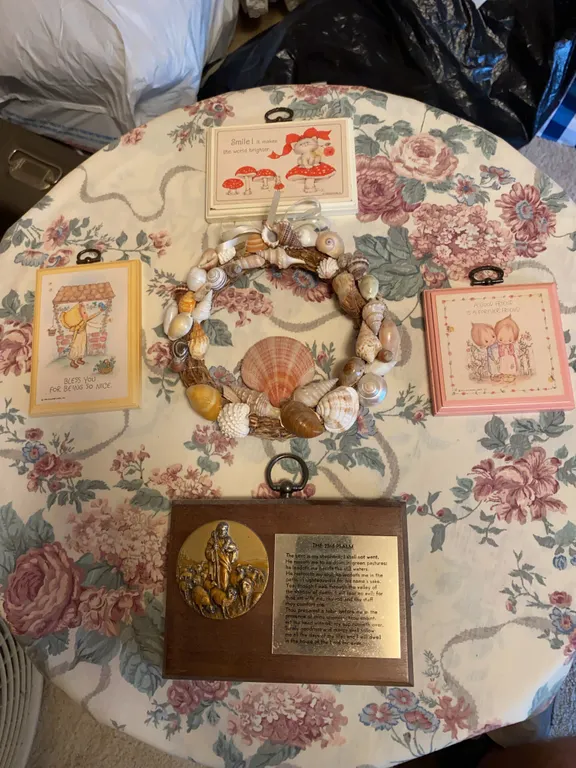 Vintage Wall Décor Collection – Shell Wreath, Friendship Plaques & 23rd Psalm Plaque