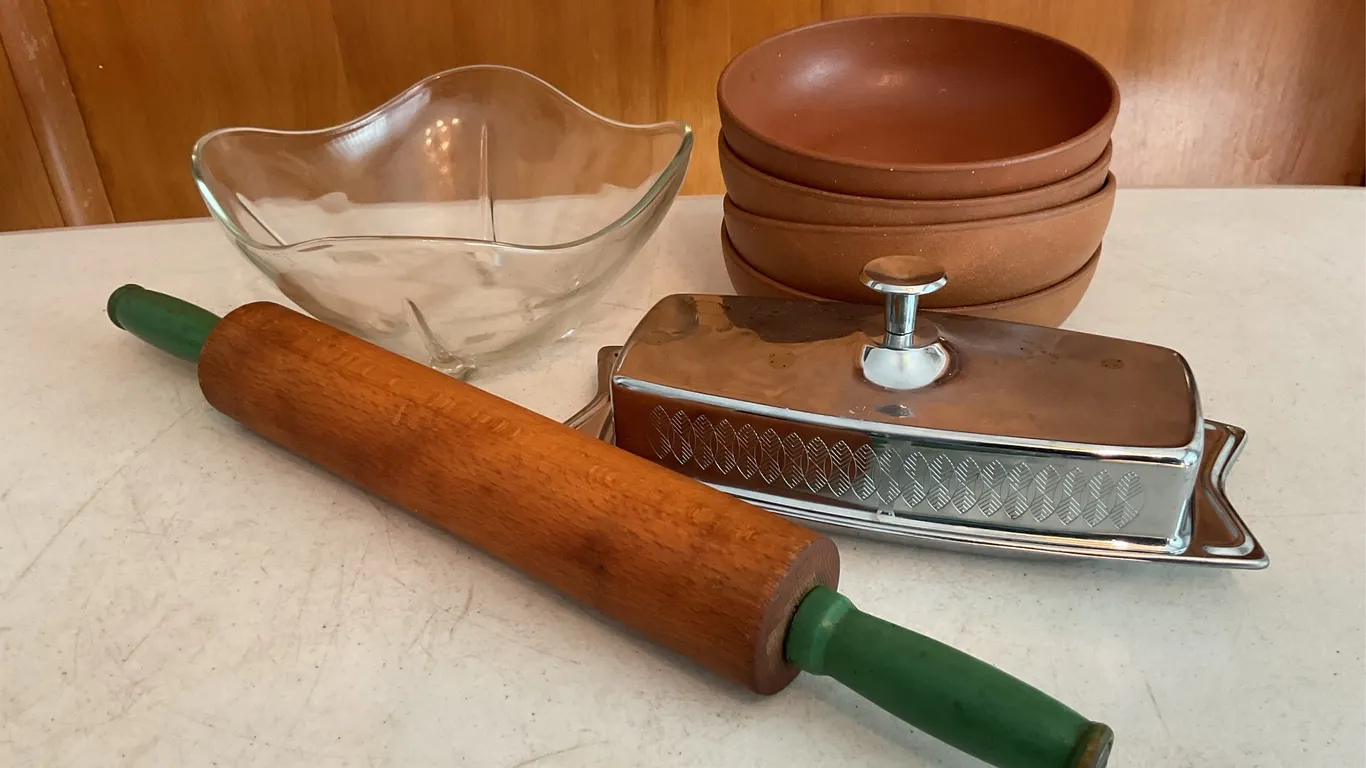 Vintage Kitchen Collection – Rolling Pin, Butter Dish & Ellingers Bowls