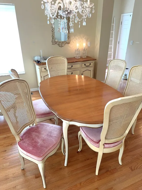 French Country dining set w/rattan backed chairs