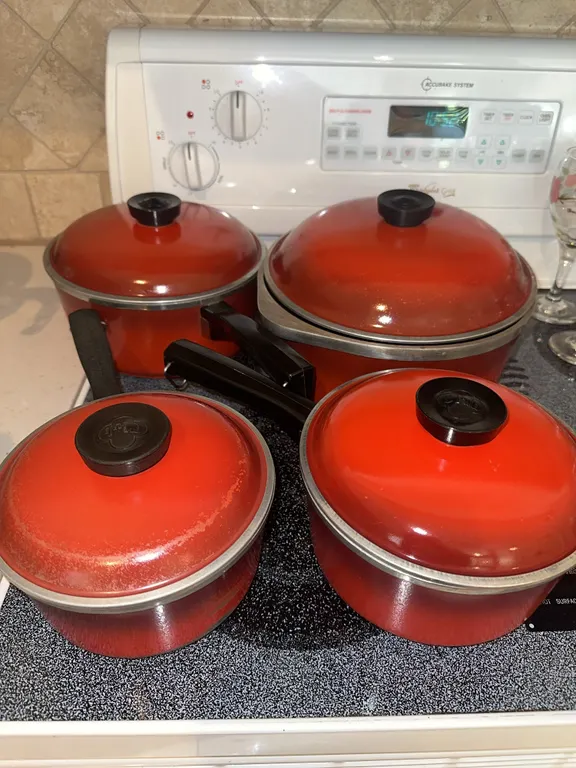 Vintage red set of Club pans