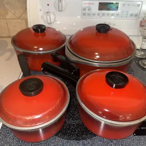 Vintage red set of Club pans
