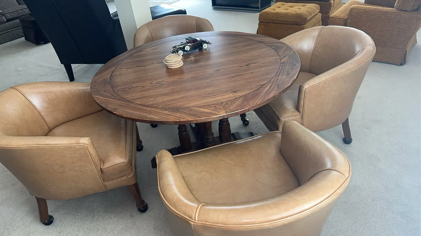 Vintage game table with rolling chairs – Romweber?