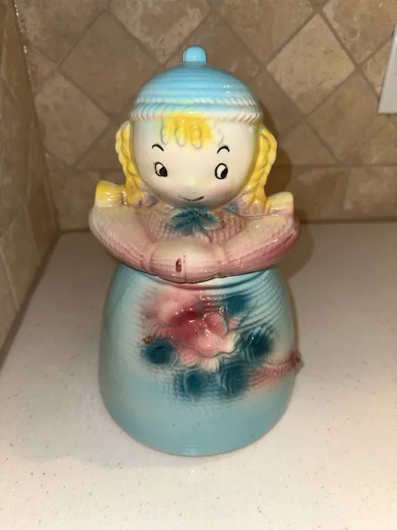 Mid-century cookie jar – American Bisque "Yarn girl"