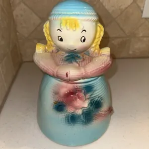 Mid-century cookie jar – American Bisque "Yarn girl"