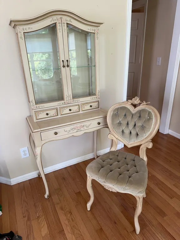 Feminine writing desk/secretary