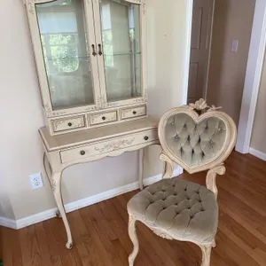 Feminine writing desk/secretary