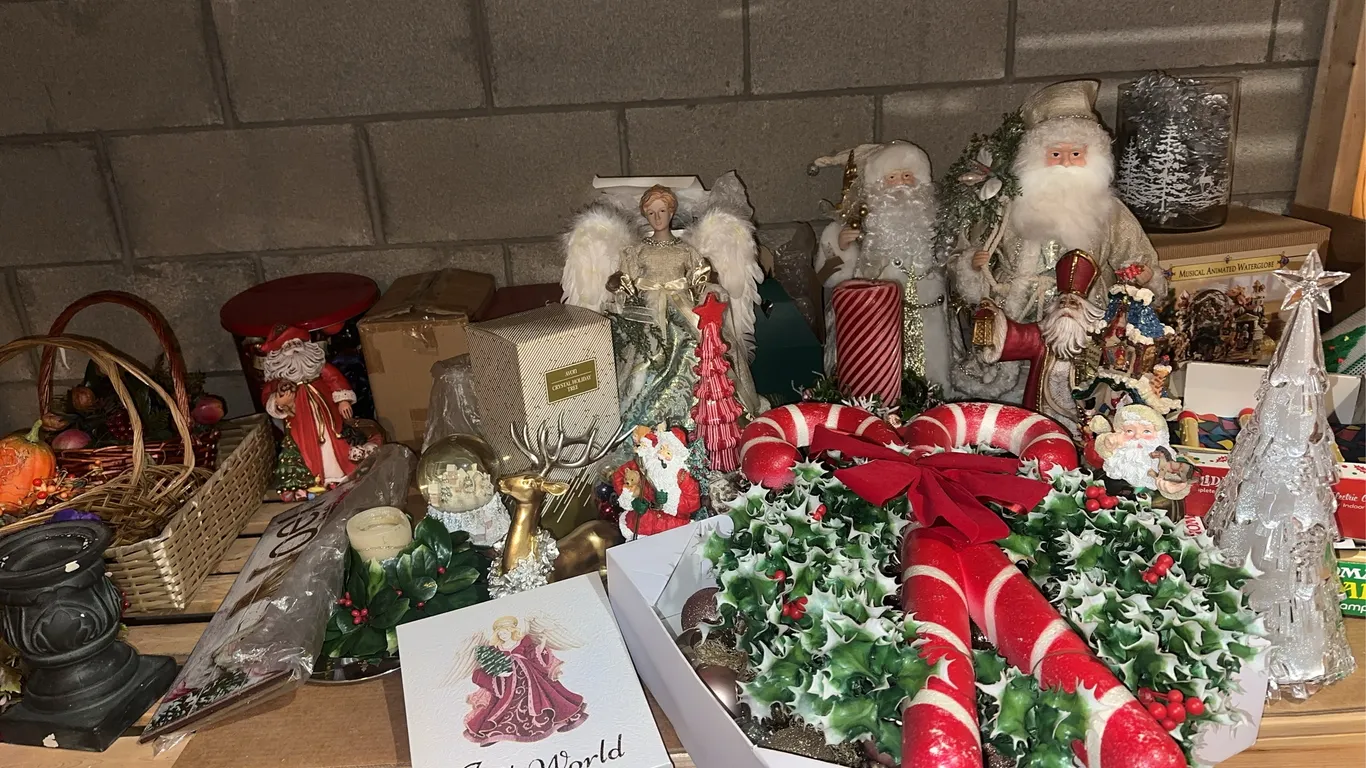 Holiday lot – Christmas decor