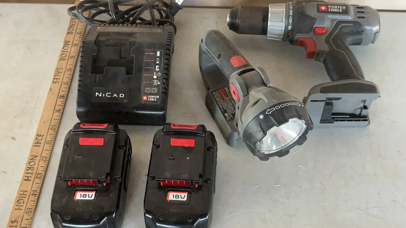 Porter Cable Circular Drill, Light, 2 Batteries, 1 Charger, Not Tested/Battery Needs Charged