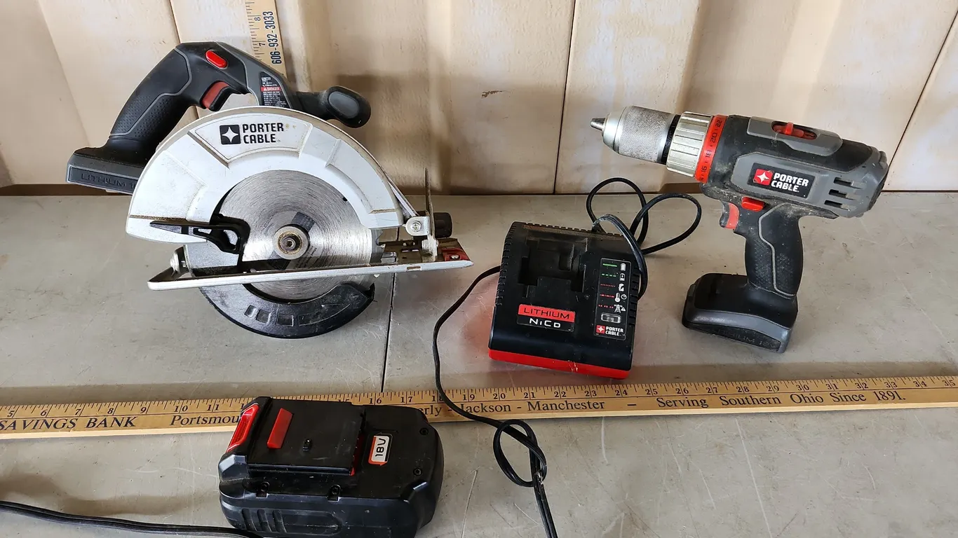Porter Cable Circular Saw, Drill, 1 Battery, 1 Charger, Not Tested/Battery Needs Charged