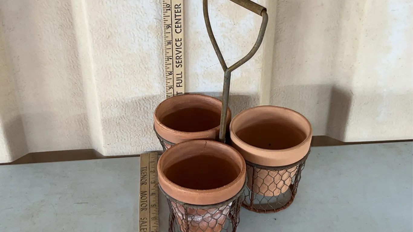 3 Terracotta Flower Pots & Metal Holder/Caddy