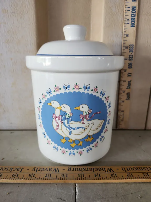 Ribbon Geese Treasure Craft U.S.A. Ceramic Canister 6.75"X9", Minor Chip