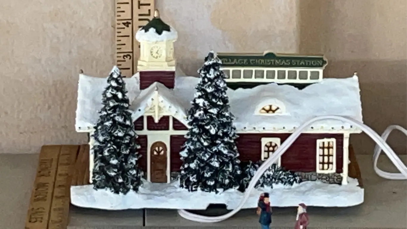 2001 Thomas Kinkade Hawthorne Village "Village Christmas Station" Electric W/Figure