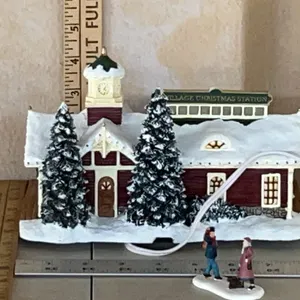 2001 Thomas Kinkade Hawthorne Village "Village Christmas Station" Electric W/Figure