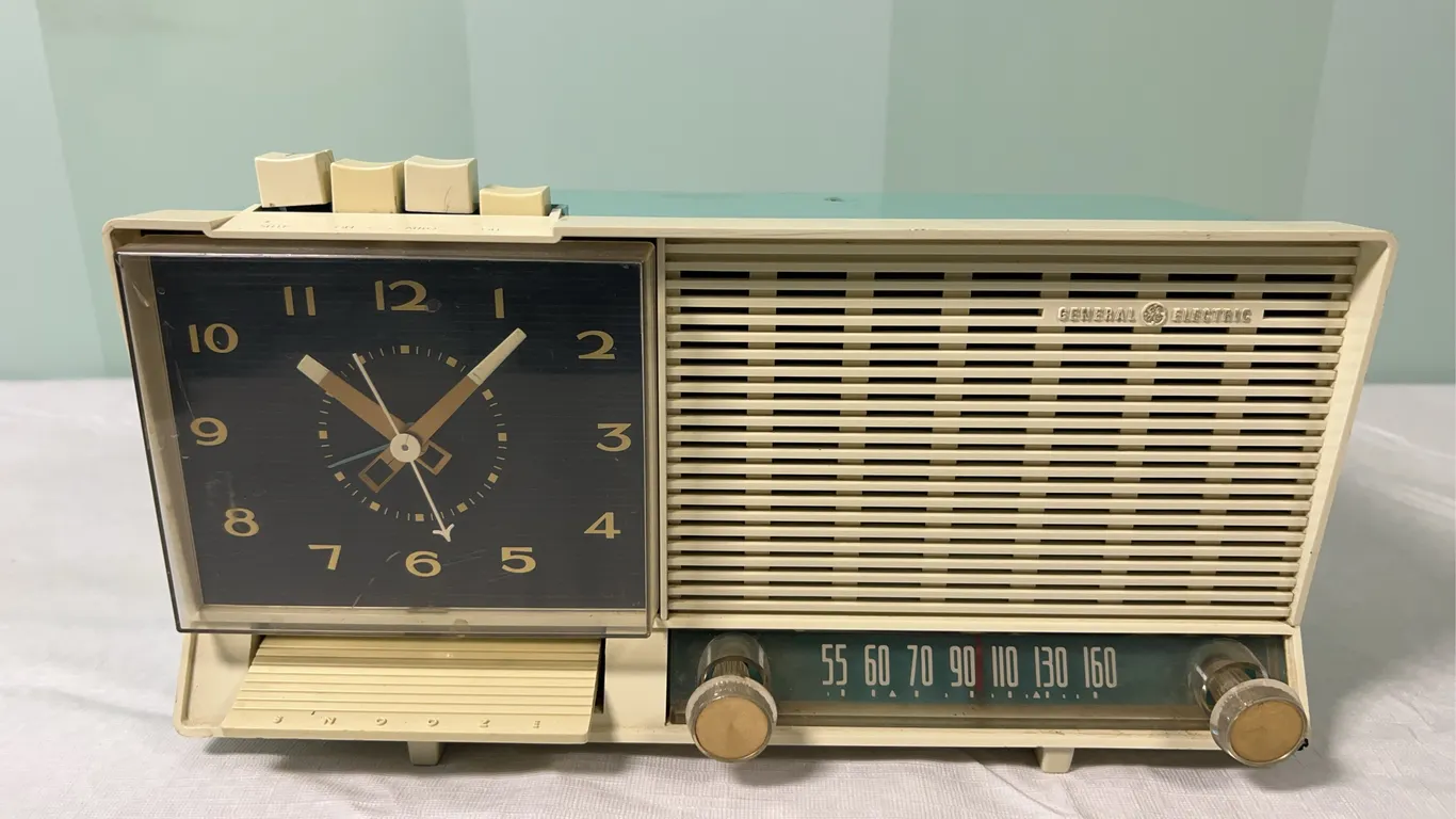 MCM GE Clock/Radio