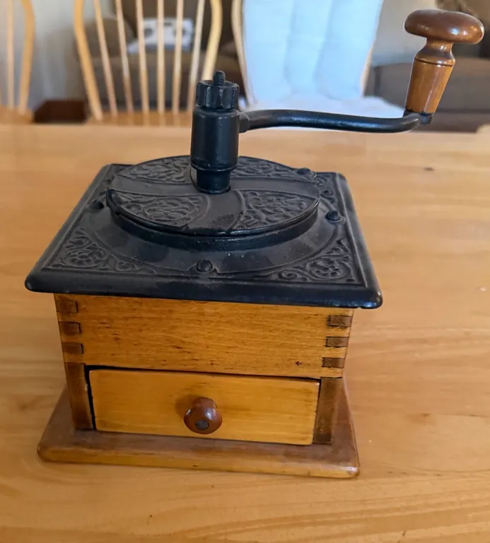 Vintage Hand Crank Coffee Grinder Mill – Wood & Cast Iron