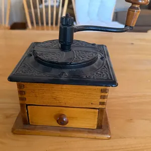Vintage Hand Crank Coffee Grinder Mill – Wood & Cast Iron