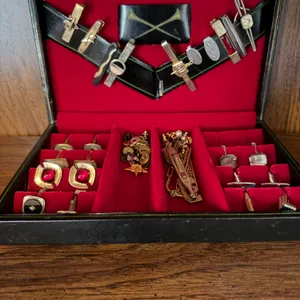 Lot – Vintage Men’s Cufflinks, Tie Clips & Dress Accessories in Original Presentation Case